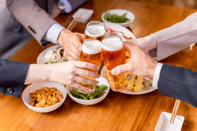 居酒屋でビールで乾杯