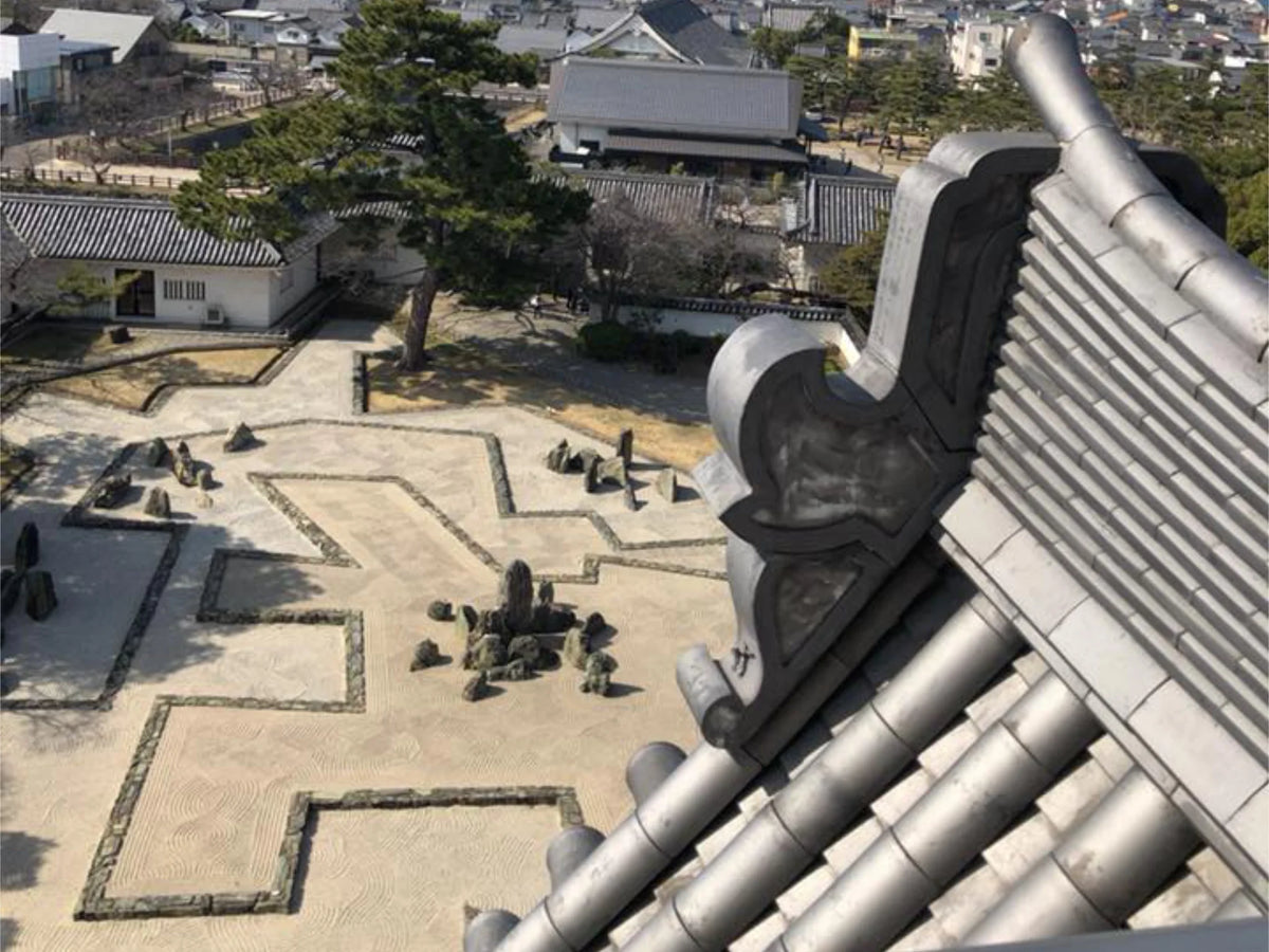 岸和田城の天守閣から八陣のに庭を写した
